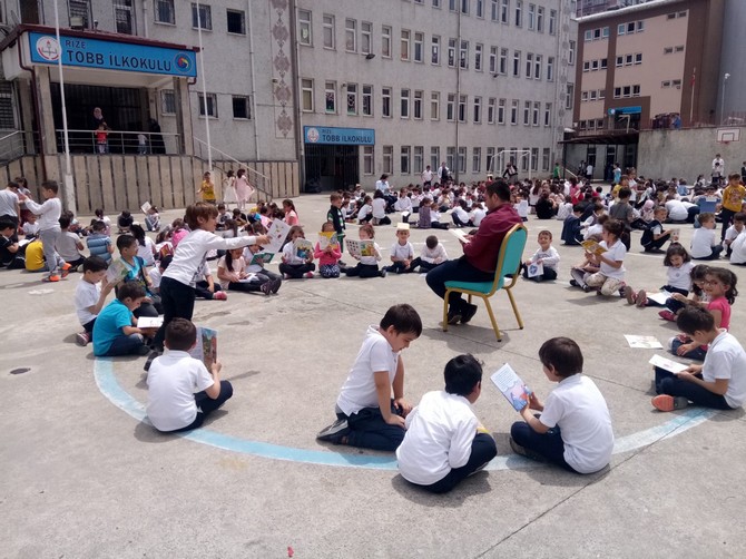rize’de-ogrenciler-okul-bahcesinde-kitap-okudu-(1).jpg