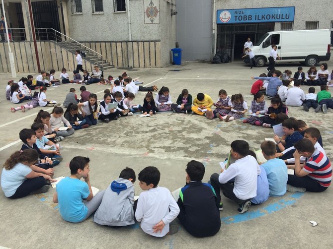 rize’de-ogrenciler-okul-bahcesinde-kitap-okudu-(12).jpg