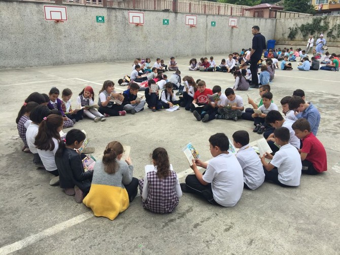 rize’de-ogrenciler-okul-bahcesinde-kitap-okudu-(17).jpg