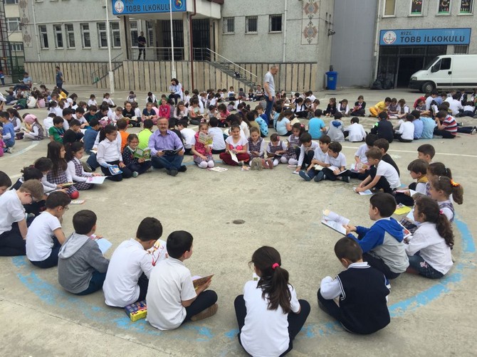 rize’de-ogrenciler-okul-bahcesinde-kitap-okudu-(3).jpg