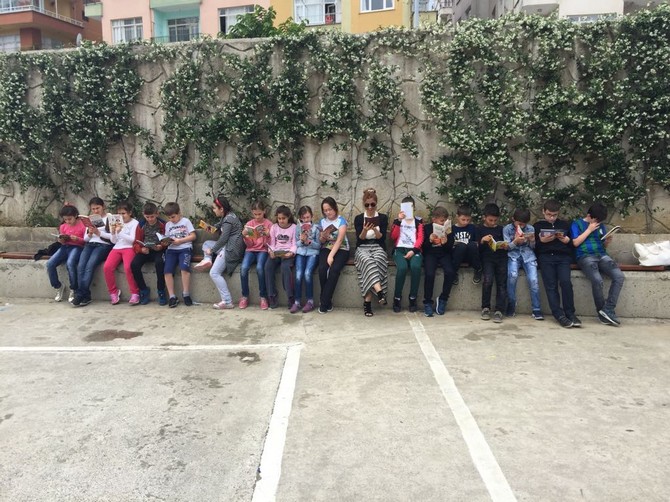 rize’de-ogrenciler-okul-bahcesinde-kitap-okudu-(4).jpg