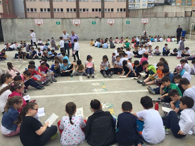 rize’de-ogrenciler-okul-bahcesinde-kitap-okudu-(5).jpg