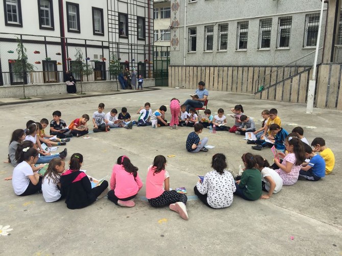 rize’de-ogrenciler-okul-bahcesinde-kitap-okudu-(7).jpg