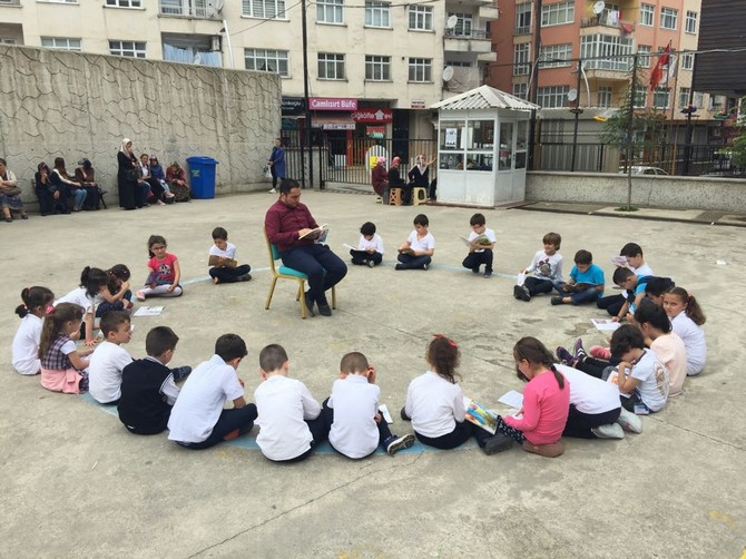 rize’de-ogrenciler-okul-bahcesinde-kitap-okudu-(8).jpg