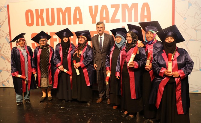 rize’de-okur-yazarlik-sevincini-cubbe-giyerek-yasadilar-(5).jpg