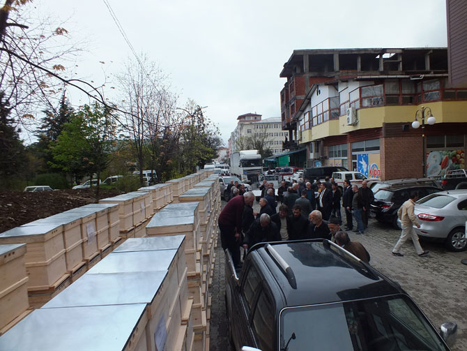 rize’de-organik-bal-ureten-aricilara-kovan-dagitimi-devam-ediyor-3.jpg