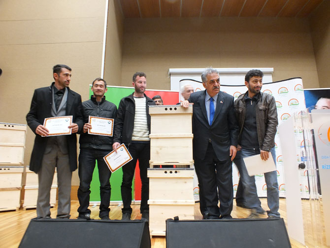 rize’de-organik-bal-ureten-aricilara-kovan-dagitimi-devam-ediyor-7.jpg