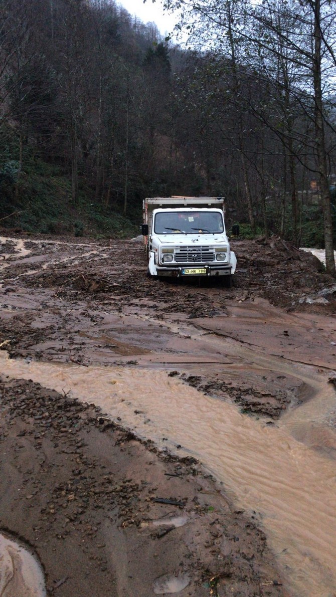 rize’de-saganak-yagis-sel-ve-heyelanlara-yol-acti-(2).jpg