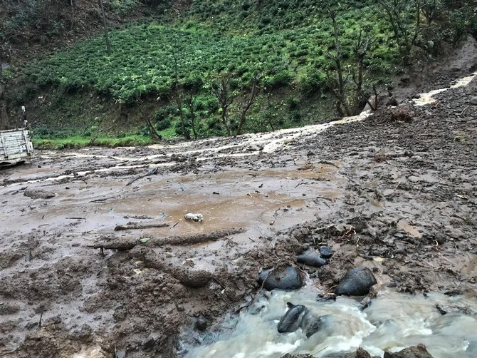 rize’de-saganak-yagis-sel-ve-heyelanlara-yol-acti-(5).jpg