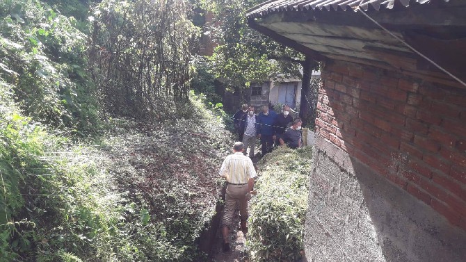 rize’de-saganak-yagisla-olusan-heyelan-eve-girdi-(2).jpg