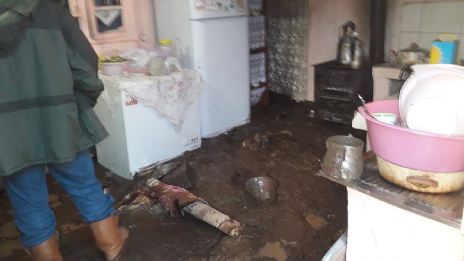 rize’de-saganak-yagisla-olusan-heyelan-eve-girdi-(4).jpg
