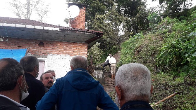 rize’de-saganak-yagisla-olusan-heyelan-eve-girdi-(6).jpg