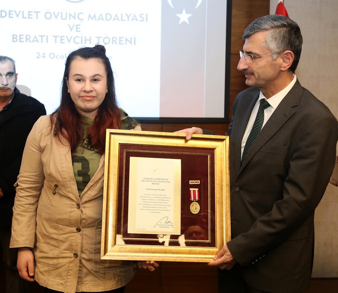 rize’de-sehit-ailelerine-ve-gazilere-’devlet-ovunc-madalyasi’-verildi-(1).jpg