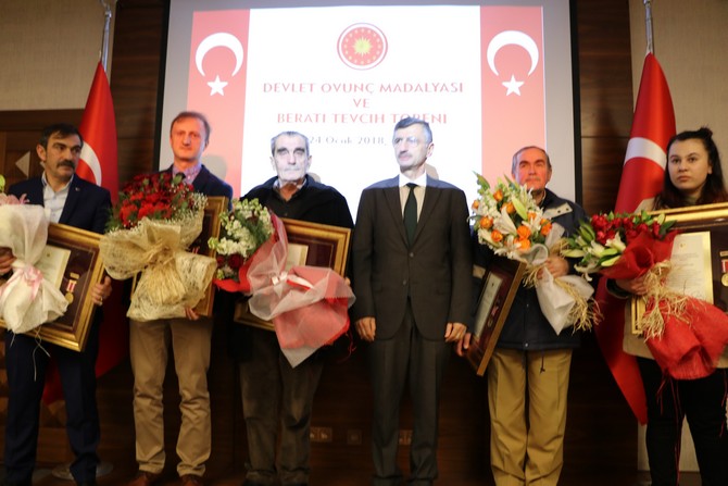 rize’de-sehit-ailelerine-ve-gazilere-’devlet-ovunc-madalyasi’-verildi-(10).jpg