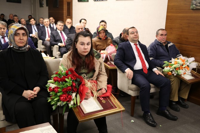 rize’de-sehit-ailelerine-ve-gazilere-’devlet-ovunc-madalyasi’-verildi-(13).jpg