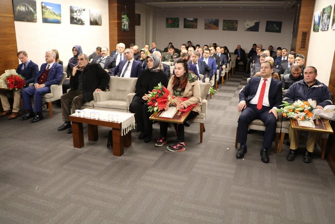 rize’de-sehit-ailelerine-ve-gazilere-’devlet-ovunc-madalyasi’-verildi-(14).jpg