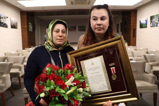 rize’de-sehit-ailelerine-ve-gazilere-’devlet-ovunc-madalyasi’-verildi-(15).jpg
