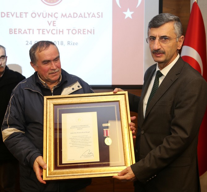 rize’de-sehit-ailelerine-ve-gazilere-’devlet-ovunc-madalyasi’-verildi-(2).jpg