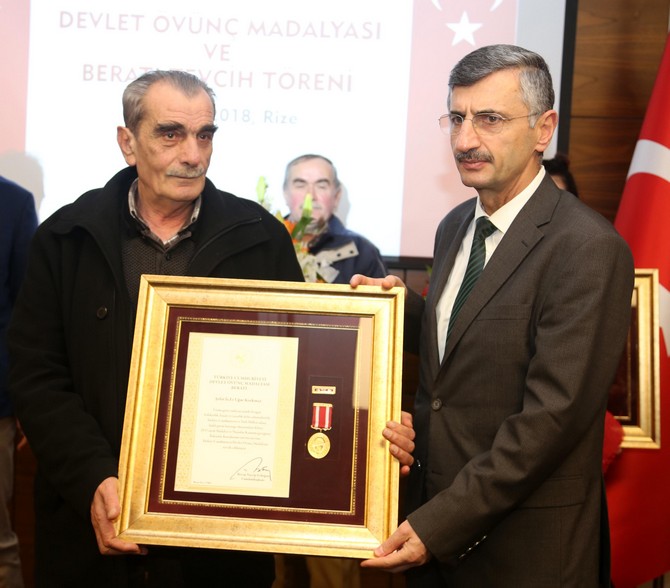 rize’de-sehit-ailelerine-ve-gazilere-’devlet-ovunc-madalyasi’-verildi-(3).jpg