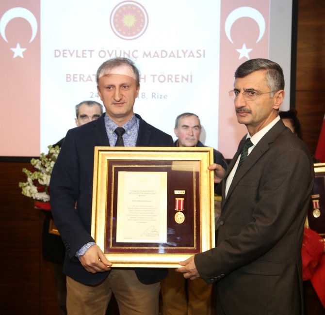 rize’de-sehit-ailelerine-ve-gazilere-’devlet-ovunc-madalyasi’-verildi-(4).jpg