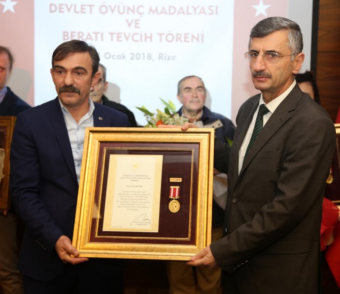 rize’de-sehit-ailelerine-ve-gazilere-’devlet-ovunc-madalyasi’-verildi-(5).jpg
