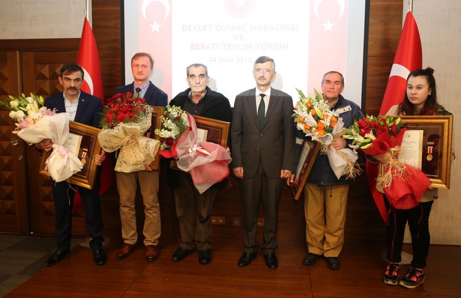 rize’de-sehit-ailelerine-ve-gazilere-’devlet-ovunc-madalyasi’-verildi-(6).jpg