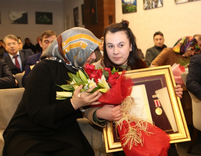 rize’de-sehit-ailelerine-ve-gazilere-’devlet-ovunc-madalyasi’-verildi-(7).jpg