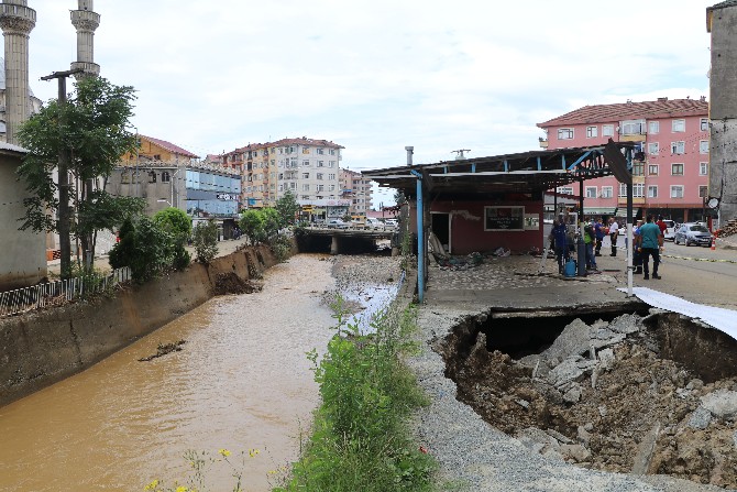 rize’de-sel-sonrasi-dere-yatagindaki-binalarin-yikimina-baslandi-(4).jpg
