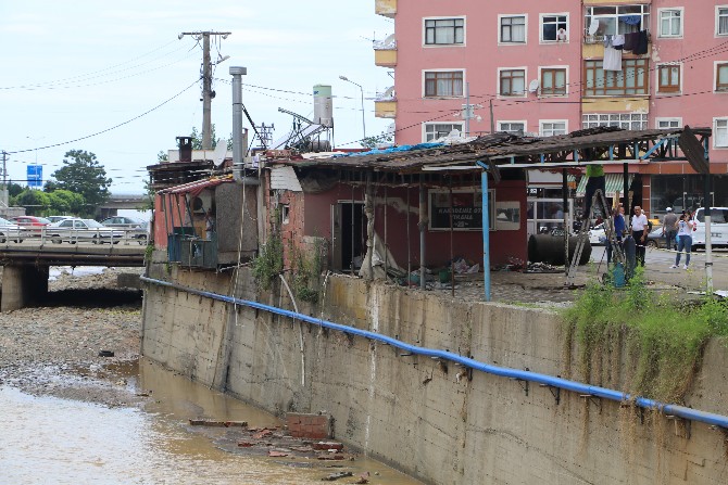 rize’de-sel-sonrasi-dere-yatagindaki-binalarin-yikimina-baslandi-(5).jpg