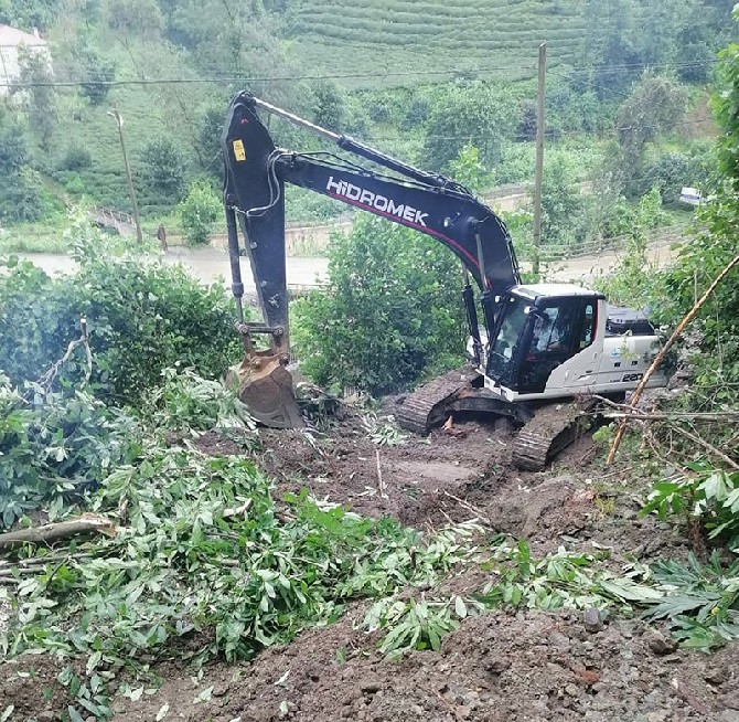 rize’de-sel-ve-heyelan-nedeniyle-47-koy-yolu-ulasima-kapandi-(1).jpg