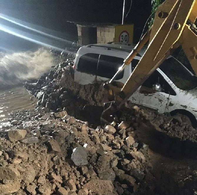rize’de-sel-ve-heyelan-nedeniyle-47-koy-yolu-ulasima-kapandi-(3).jpg