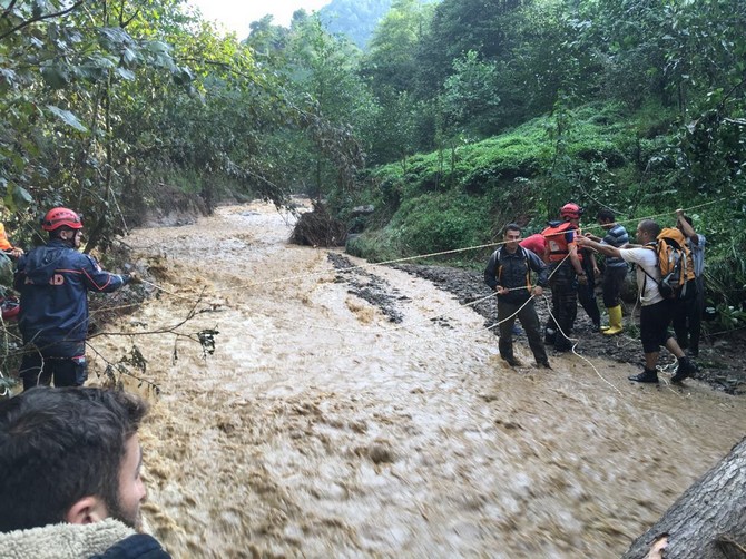 rize’de-sel-ve-heyelanlar-nedeniyle-mahsur-kalan-9-vatandas-kurtarildi-(11).jpg
