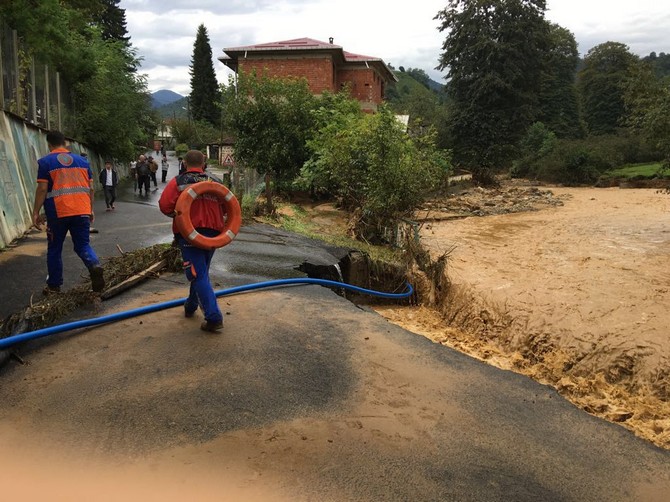 rize’de-sel-ve-heyelanlar-nedeniyle-mahsur-kalan-9-vatandas-kurtarildi-(13).jpg