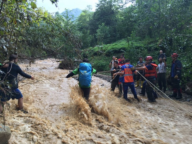 rize’de-sel-ve-heyelanlar-nedeniyle-mahsur-kalan-9-vatandas-kurtarildi-(15).jpg