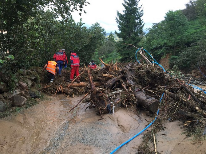 rize’de-sel-ve-heyelanlar-nedeniyle-mahsur-kalan-9-vatandas-kurtarildi-(16).jpg