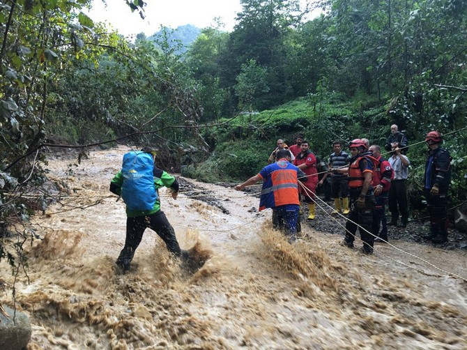rize’de-sel-ve-heyelanlar-nedeniyle-mahsur-kalan-9-vatandas-kurtarildi-(3).jpg