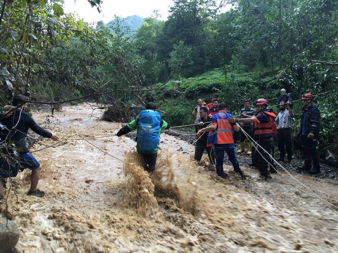 rize’de-sel-ve-heyelanlar-nedeniyle-mahsur-kalan-9-vatandas-kurtarildi-(4).jpg