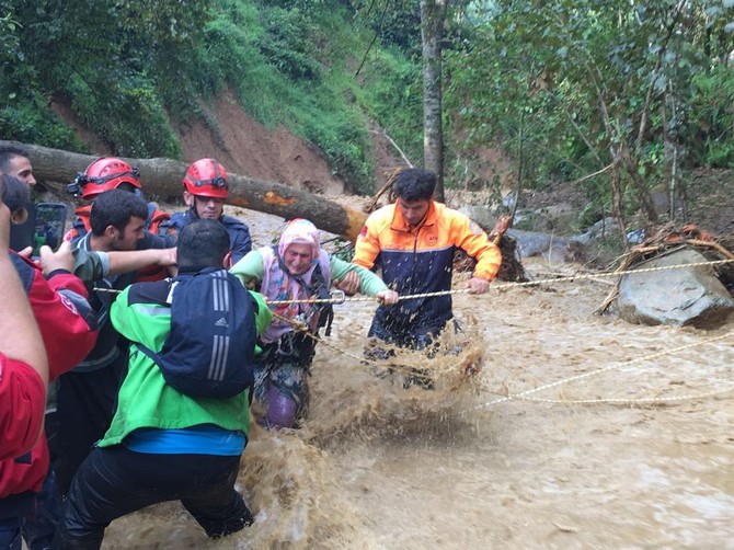 rize’de-sel-ve-heyelanlar-nedeniyle-mahsur-kalan-9-vatandas-kurtarildi-(5).jpg