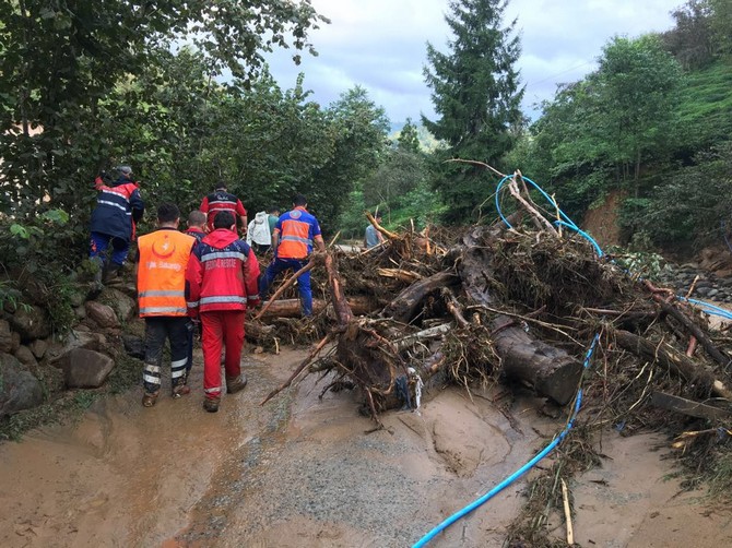 rize’de-sel-ve-heyelanlar-nedeniyle-mahsur-kalan-9-vatandas-kurtarildi-(7).jpg