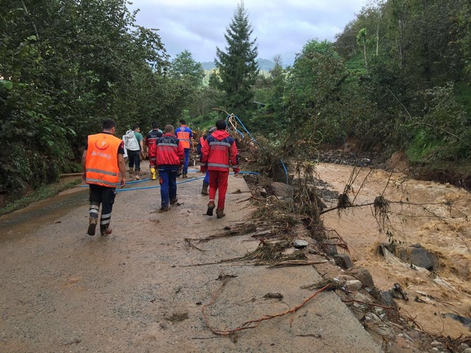 rize’de-sel-ve-heyelanlar-nedeniyle-mahsur-kalan-9-vatandas-kurtarildi-(8).jpg