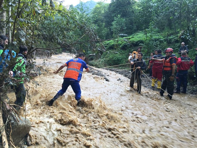rize’de-sel-ve-heyelanlar-nedeniyle-mahsur-kalan-9-vatandas-kurtarildi-(9).jpg