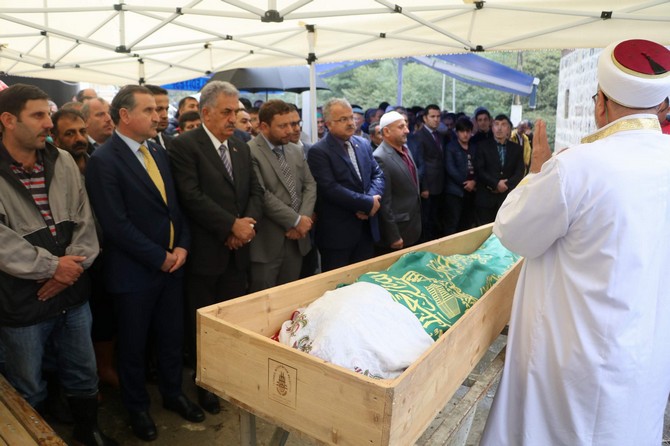 rize’de-selde-hayatini-kaybeden-songul-tolan-son-yolculuguna-ugurlandi-(10).jpg