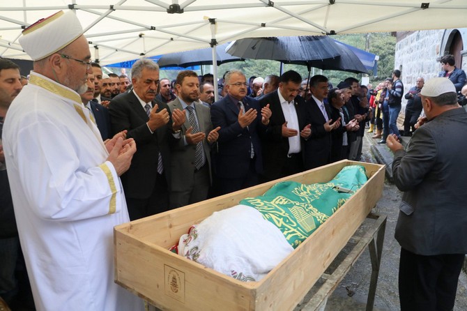 rize’de-selde-hayatini-kaybeden-songul-tolan-son-yolculuguna-ugurlandi-(11).jpg