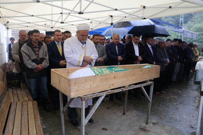 rize’de-selde-hayatini-kaybeden-songul-tolan-son-yolculuguna-ugurlandi-(12).jpg