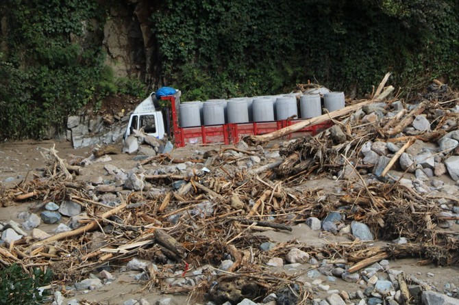 rize’de-selde-hayatini-kaybeden-songul-tolan-son-yolculuguna-ugurlandi-(6).jpg