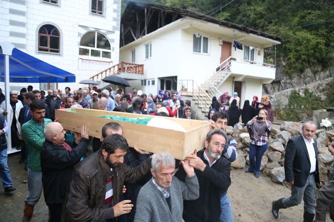 rize’de-selde-hayatini-kaybeden-songul-tolan-son-yolculuguna-ugurlandi-3.jpg