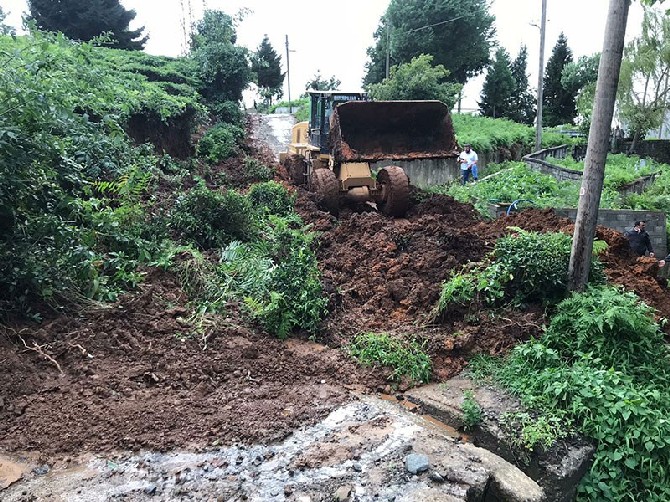 rize’de-siddetli-yagis-nedeniyle-meydana-gelen-sel-ve-heyelanlarin-ardindan-il-genelinde-kapanan-54-koy-yolundan-45’i-acildi-(1).jpg