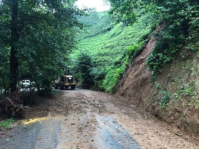 rize’de-siddetli-yagis-nedeniyle-meydana-gelen-sel-ve-heyelanlarin-ardindan-il-genelinde-kapanan-54-koy-yolundan-45’i-acildi-(2).jpg