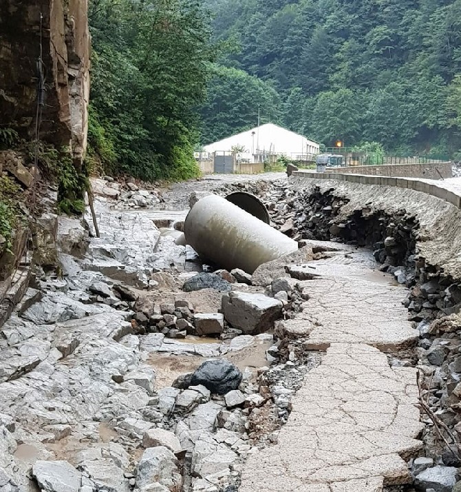 rize’de-siddetli-yagis-nedeniyle-meydana-gelen-sel-ve-heyelanlarin-ardindan-il-genelinde-kapanan-54-koy-yolundan-45’i-acildi-(3).jpg