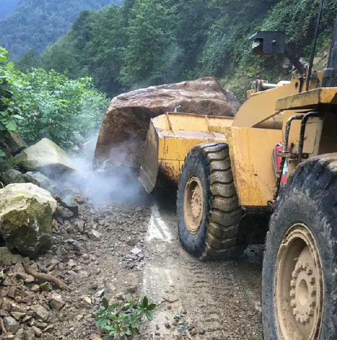 rize’de-siddetli-yagis-nedeniyle-meydana-gelen-sel-ve-heyelanlarin-ardindan-il-genelinde-kapanan-54-koy-yolundan-45’i-acildi-(4).jpg